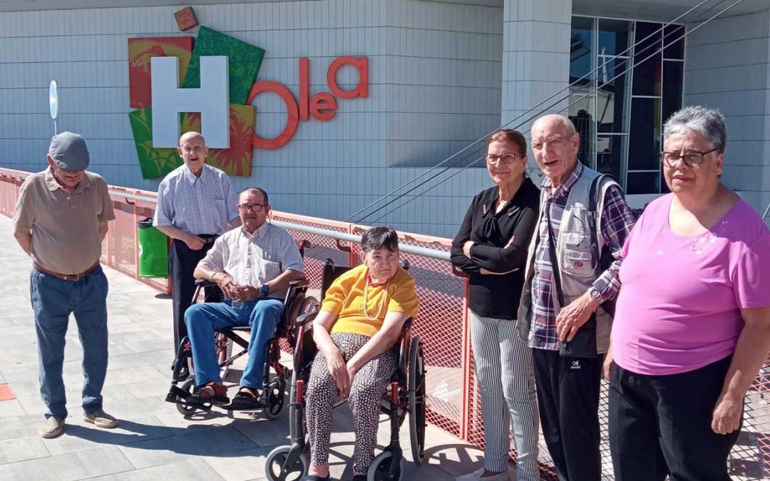 PASAN LA MAÑANA DE COMPRAS EN EL CENTRO COMERCIAL HOLEA