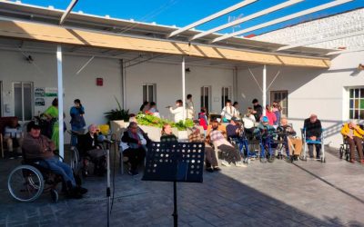 LA ESCUELA MUNICIPAL DE MÚSICA VISITA LA RESIDENCIA