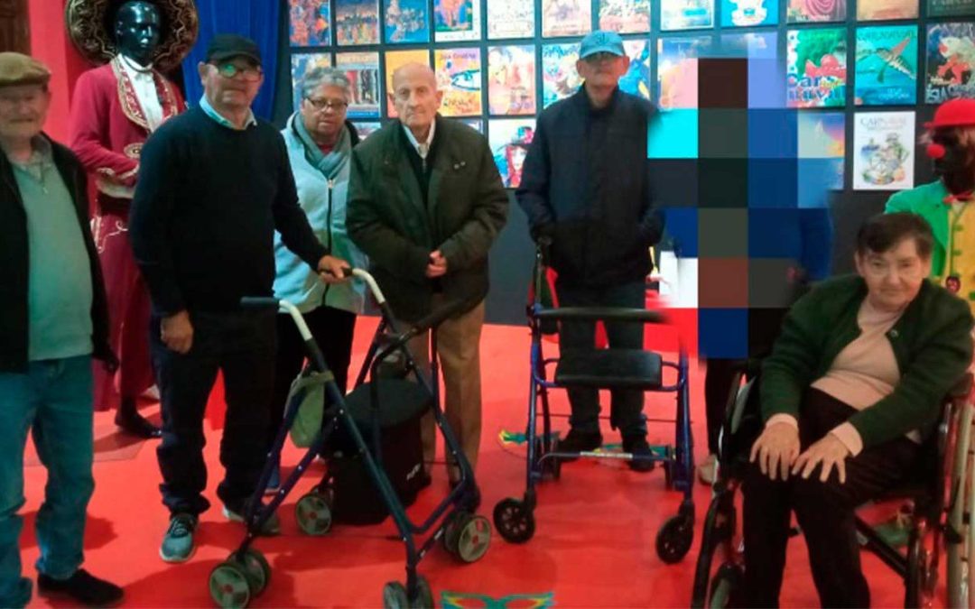 NUESTROS ABUELOS/AS VISITAN EL MUSEO DEL CARNAVAL EN ISLA CRISTINA
