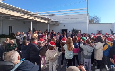 Emocionante visita de alumnos/as del CEIP Cervantes y niños de catequesis a la residencia de mayores «Padre Diego»
