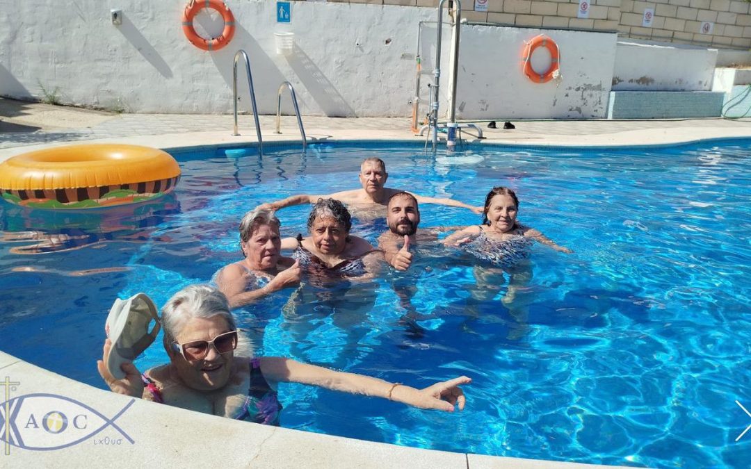 Disfrutando el Verano: Nuestros Mayores en la Piscina del Cristo Roto